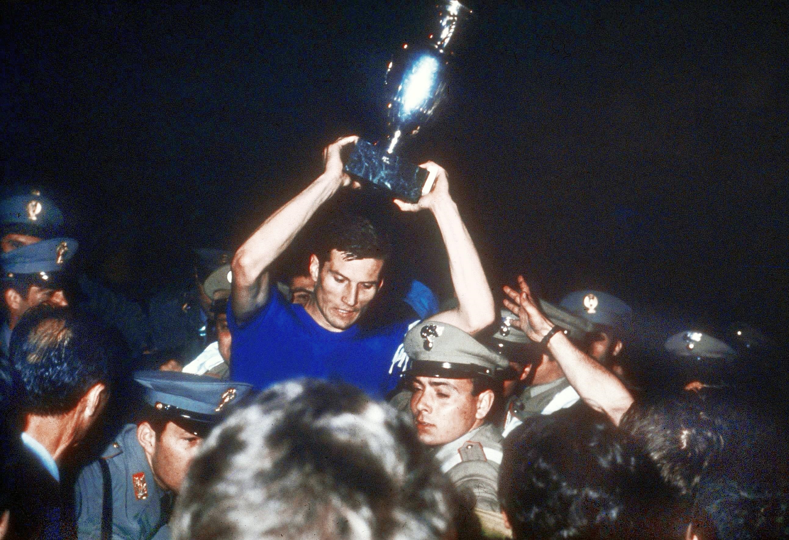 Roma , stadio Olimpico, 10 giugno 1968. Il capitano italiano Giacinto Facchetti solleva la Coppa Henri Delaunay al termine della vittoriosa ripetizione della finale del campionato d'Europa 196