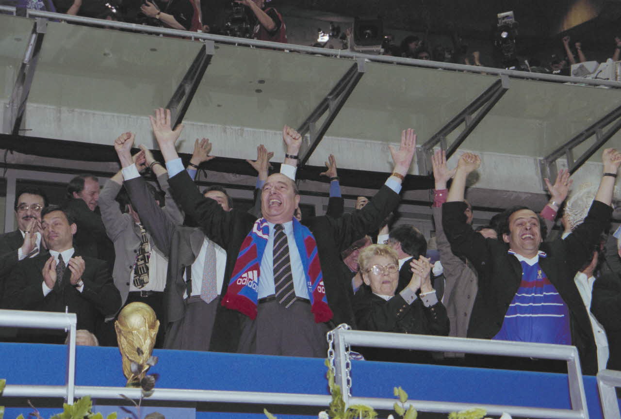 Photographie de la tribune présidentielle lors de la victoire de l'équipe de France de football contre le Brésil le 12 juillet 1998, avec le président Jacques Chirac et Michel Platini. Archives nation